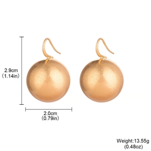 Boucles d'oreilles boules dorées avec dimensions de 2,9cm sur 2,0cm et poids de 13,55g