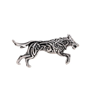 Detailansicht der silbernen Wolfsbrosche mit keltischen Knoten und Vintage-Finish