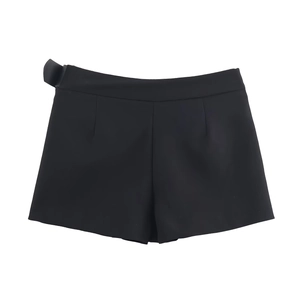 Vue à plat détaillée d'une jupe-culotte noire plissée pour femme sur fond blanc épuré