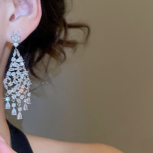 Vue macro des boucles d'oreilles en argent avec pampilles de cristaux de zircone