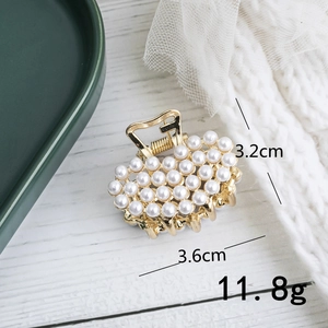 Detail view of a pearl hair claw clip with dimensions 3.2cm height and 3.6cm width