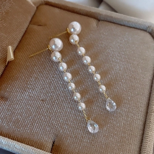 Boucles d'oreilles vintage en or avec perles blanches et gouttes de zircon cristal