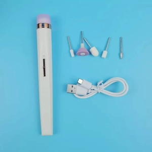 Dettaglio del set manicure elettrico 5 in 1 con cinque testine e cavo di ricarica