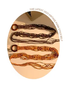 Détail de ceintures tressées bohèmes avec perles de bois rondes et pompons élégants