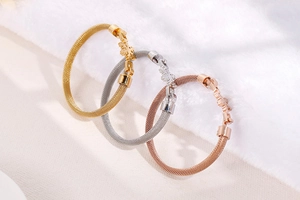 Détail du tissage en maille sur des bracelets en acier inox or argent et or rose