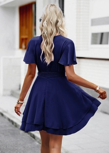 Robe trapèze bleu foncé avec col en V au dos et détails de jupe à volants
