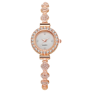 Montre femme élégante or rose avec maillons trèfles strass et cadran blanc épuré