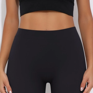 Detail der schwarzen Yoga-Leggings mit hoher Taille, Flachnähten und feuchtigkeitsableitendem Stoff