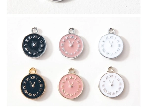 Dettaglio di sei ciondoli a orologio in oro e argento con quadranti colorati smaltati