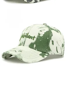 Détail d'une casquette tie-dye verte avec broderie 3D jubilant sur sergé de coton