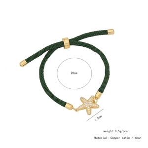 Dettaglio di un braccialetto in nastro di raso verde da 20 cm con stella marina d'oro