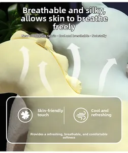 Détail du tissu en soie glacée respirante sur un coussin en peluche pour le confort d'été
