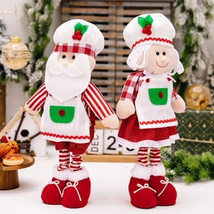Detail von weihnachtlichen Koch-Zwergen aus Plüsch mit rot-weiß gestreiftem Stoffmuster