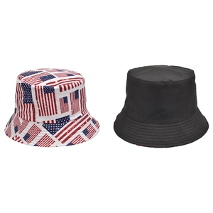 Detail eines Wende-Anglerhuts mit Vintage-US-Flaggenmuster und schlichtem schwarzem Stoff