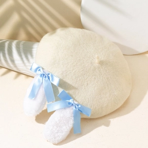 Béret tricoté beige mignon avec oreilles de lapin en peluche et nœuds satinés bleus