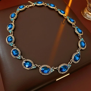 Collier vintage doré avec pierres bleues ovales et détails de petits cristaux brillants