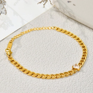 Détail macro du bracelet à mailles gourmette dorées avec cristal en cœur et fermoir réglable