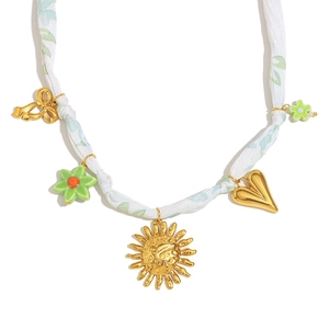 Collana placcata oro 18K con catena in tessuto, ciondolo sole e fiori verdi