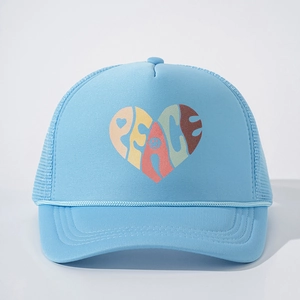 Hellblaue Mesh-Trucker-Kappe mit buntem Peace-Herz-Design und einem Smiley-Gesicht