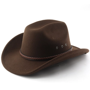 Détail d'un chapeau de cow-boy en feutre marron foncé avec bande en cuir et œillets en métal