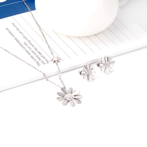 Détail de l'ensemble collier et boucles d'oreilles marguerite avec zircons sertis