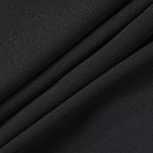 Detaillierte Makroansicht der schwarzen Stofftextur und Falten am rückenfreien Minikleid