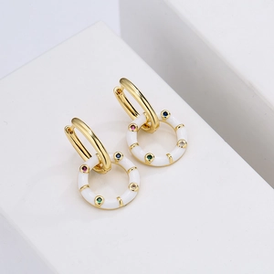 Pendientes de aro bohemios de oro 18K con esmalte blanco y circonitas de colores