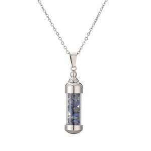 Détail du pendentif flacon de parfum avec pierres bleues et chaîne en acier argenté