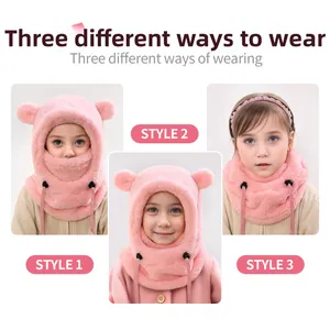 Écharpe à capuche rose en peluche pour enfant montrant trois styles de port différents