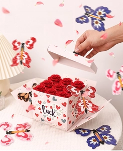 Boîte cadeau papillon avec roses rouges et logo Luck décoratif pour anniversaire