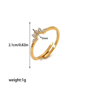 Vue détaillée d'une bague couronne dorée avec zircons et mesures de dimensions