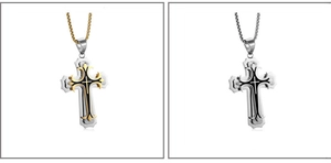 Détail de pendentifs croix en acier inoxydable bicolore avec touches dorées et noires