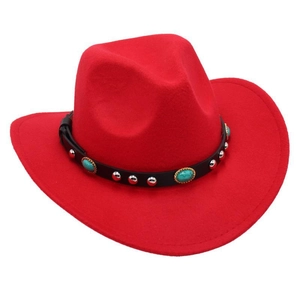 Dettaglio cappello cowboy in feltro rosso con perline turchesi e borchie metalliche