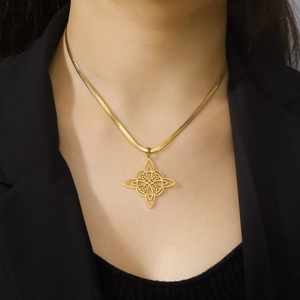 Goldene keltische Knoten Halskette aus Edelstahl am Model im schwarzen Anzug