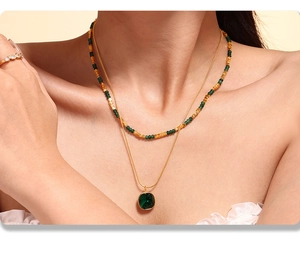 Collana a doppio strato con perline in pietra verde e ciondolo quadrato sul modello