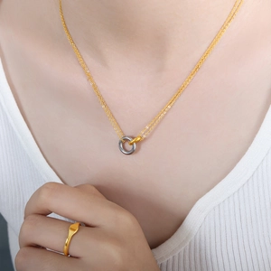 Collar romántico francés de doble anillo con colgante bicolor usado por una modelo