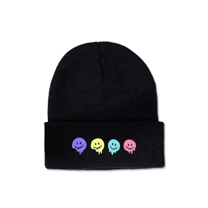 Dettaglio del berretto in maglia nera con quattro ricami colorati di smiley che si sciolgono