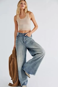 Détail d'un jean taille haute à jambe large avec des ourlets effilochés élégants