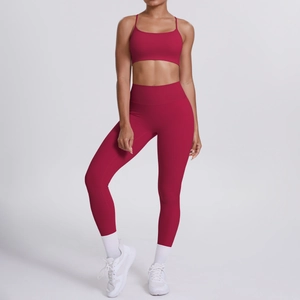 Detail von Cross-Back-Sport-BH und High-Waist-Leggings aus dunkelrotem Stretch-Stoff