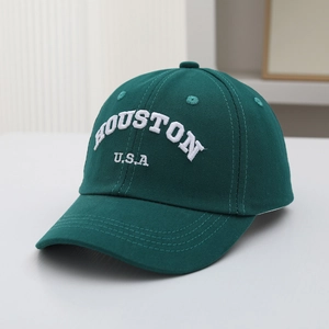 Détail de la broderie blanche Houston U.S.A sur une casquette de baseball en toile vert foncé