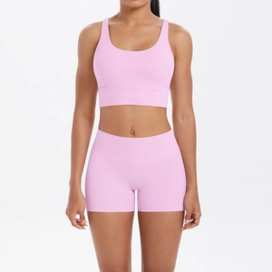 Ensemble de yoga rose avec brassière à larges bretelles et short sans couture taille haute