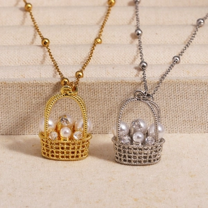Colliers panier de fleurs avec perles en finitions dorée et argentée et zircons