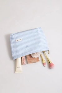 Vue détaillée de la trousse de maquillage à rayures bleu clair avec broderie et rangement