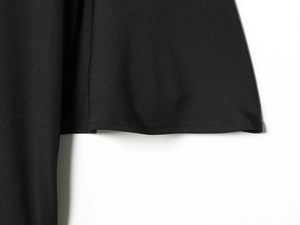 Détails macro de la robe midi noire à paillettes montrant la texture du tissu tissé