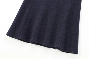 Vue détaillée de l'ourlet en tissu texturé bleu foncé avec un grain de maille lourd