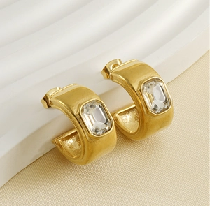 Détail de boucles d'oreilles créoles en C plaquées or 18K avec cristal rectangle