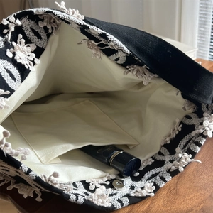 Detailansicht der Leinentasche mit Schmetterlingsstickerei, Magnetverschluss und Innentasche