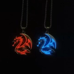 Collier dragon lumineux style Han avec des effets de lumière rouge et bleue éclatants