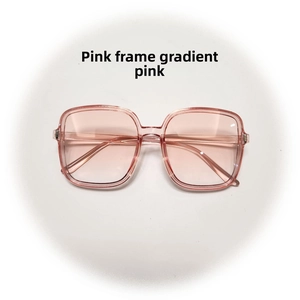 Detalle de las gafas de sol cuadradas con montura rosa y lentes de color degradado