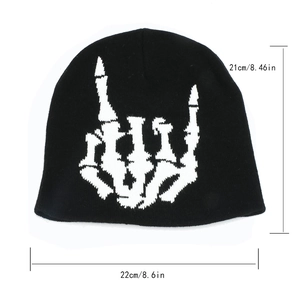 Bonnet noir en maille avec motif de main squelette et dimensions du produit en vue plate